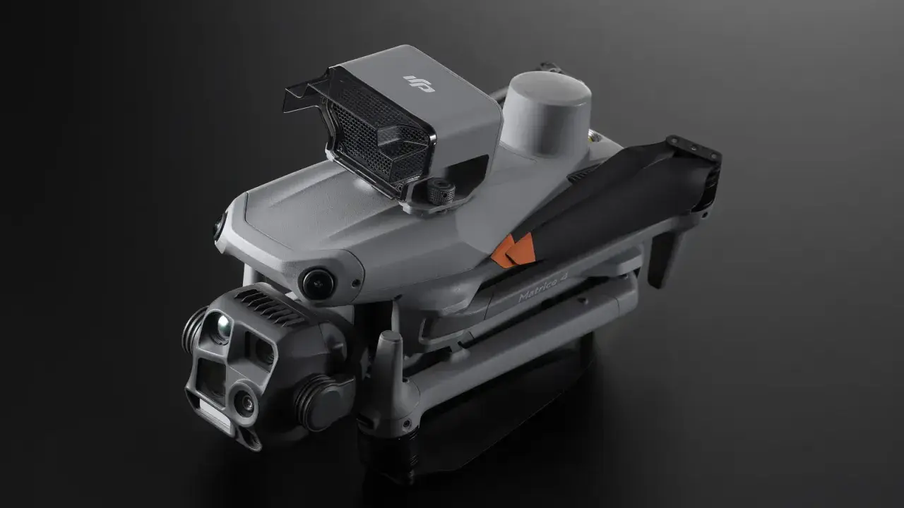 Szary dron DJI Matrice 4 z kamerą i akcesoriami, gotowy do lotu z aplikacją DJI GO 4.