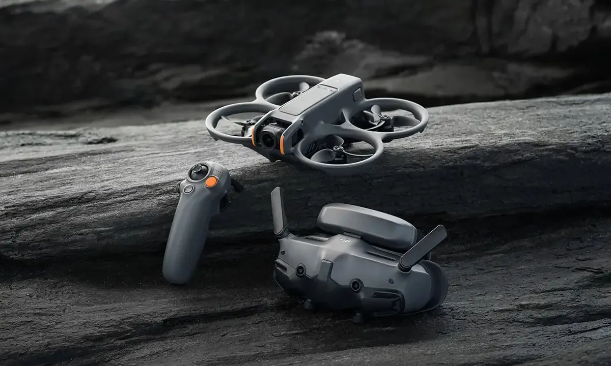 DJI Avata waga: dron, gogle i kontroler leżą na kamieniach.