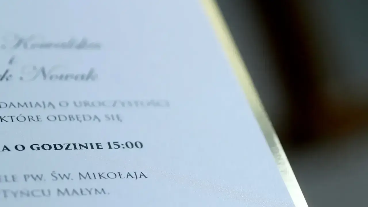 Zawiadomienie o ślubie Kowalskich i Nowaków. Uroczystość odbędzie się o godzinie 15:00 w kościele pw. Św. Mikołaja w Tyncu Małym.