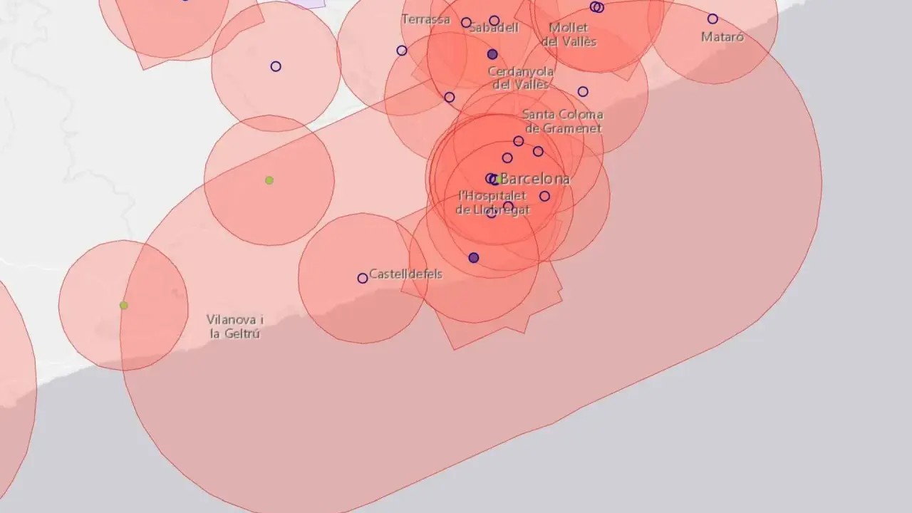 Mapa z zaznaczonymi strefami, gdzie możliwe jest latanie dronem w Hiszpanii, obejmująca obszar Barcelony i okolic.