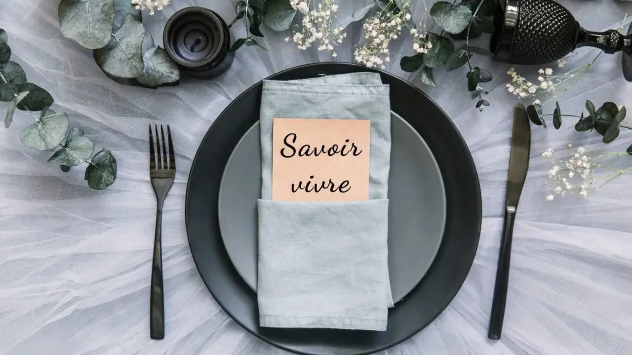 Eleganckie nakrycie stołu z kartką "Savoir vivre" idealne na zaproszenia na ślub.