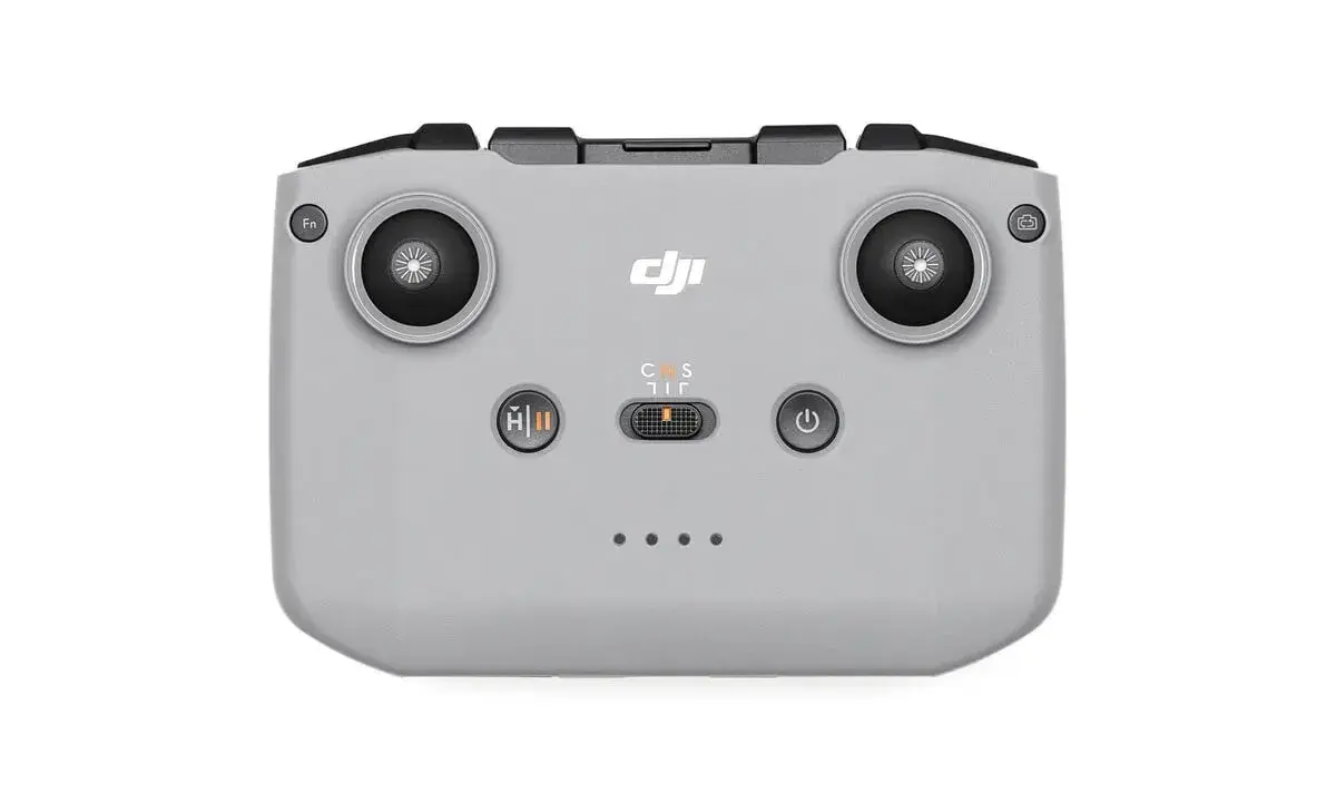 Szary kontroler DJI RC-N3 z dwoma joystickami, przyciskami i logo DJI. Idealny do sterowania dronem.