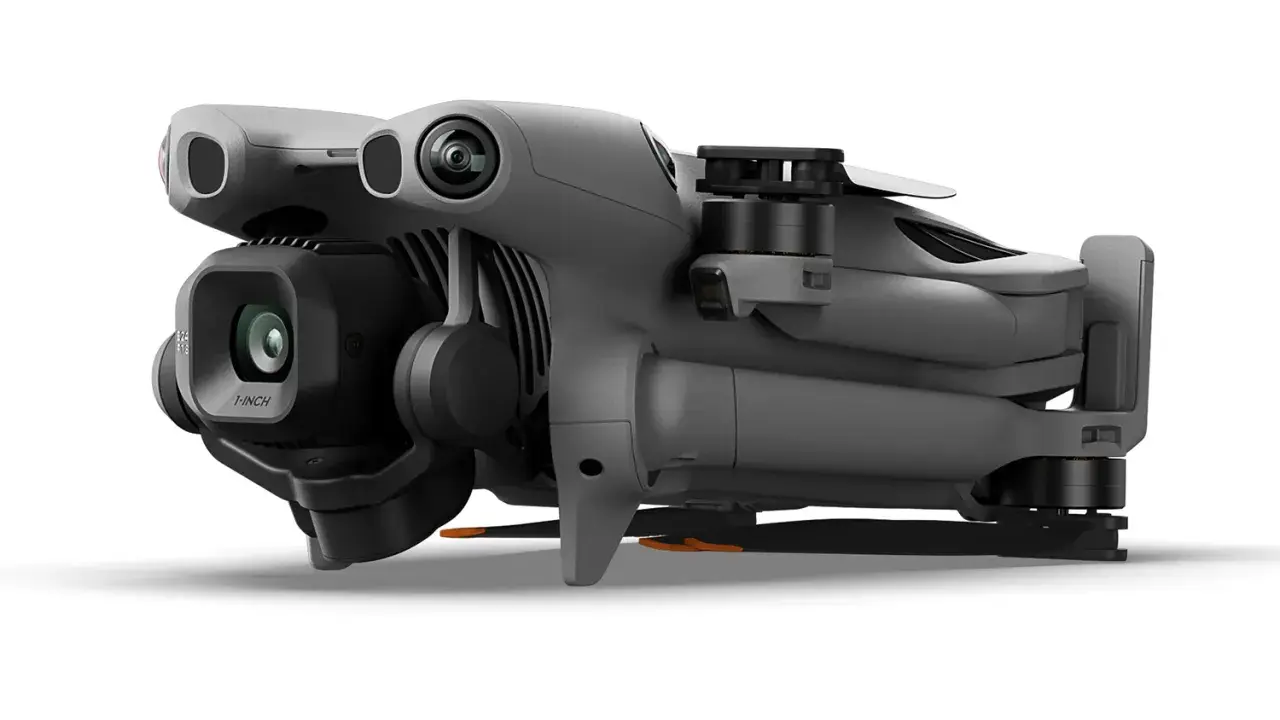Szary dron DJI Mini 5 Pro Fly More Combo z kamerą 1-calową, gotowy do lotu i uchwycenia niesamowitych ujęć.