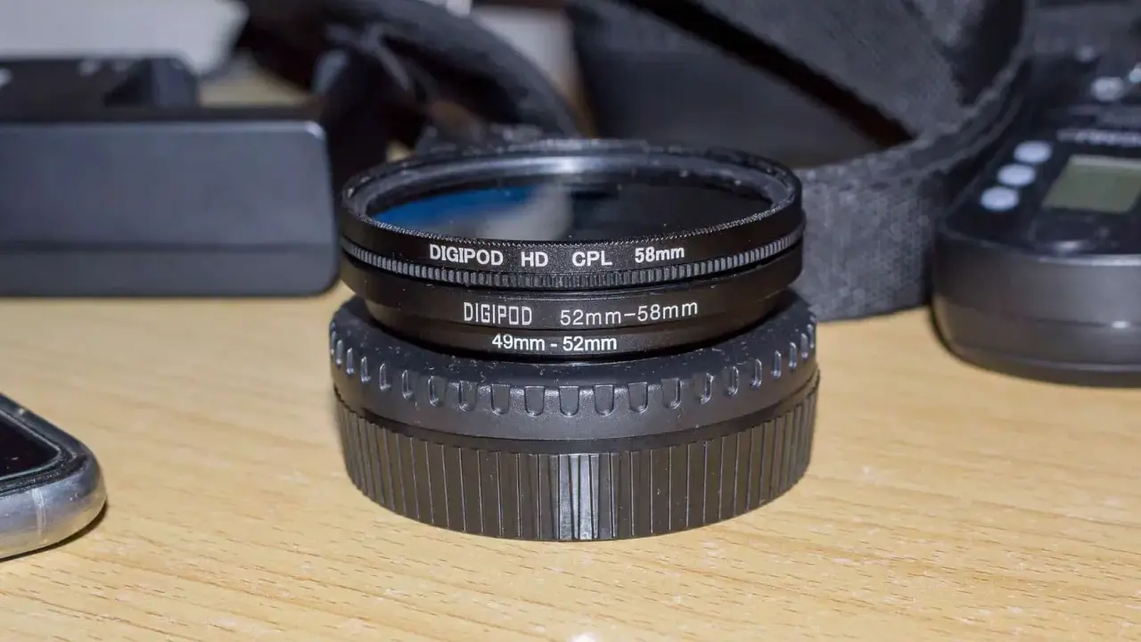 Dwa filtry fotograficzne Digipod: jeden CPL 58mm, drugi przejściówka 49-52mm. Zapewniają świetny filtr polaryzacyjny efekt.