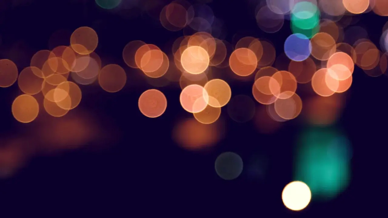 Rozmyte kółka świateł tworzą magiczny efekt bokeh w telefonie, przypominając nocne miasto.