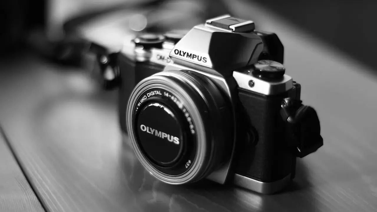 Przeswietlone zdjecie aparatu Olympus OM-D z obiektywem.