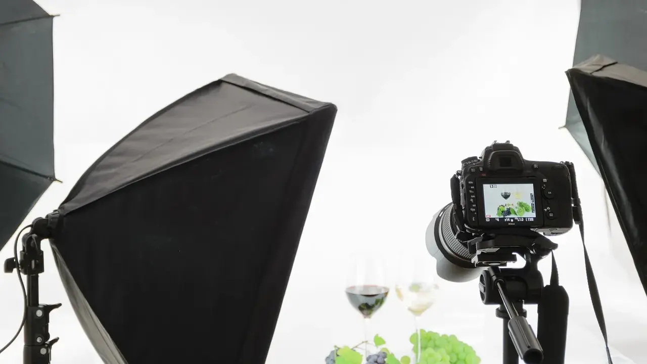 Profesjonalne oświetlenie studyjne i aparat na statywie tworzą idealne warunki do fotografowania, jak w namiocie bezcieniowym DIY.