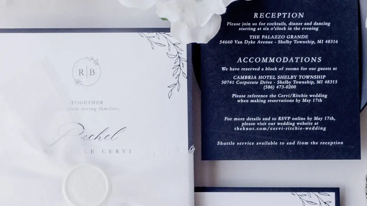 Eleganckie zaproszenie ślubne z detalami wesela i noclegów. Jak zapytać o potwierdzenie przybycia na wesele? Informacje o RSVP i stronie internetowej.