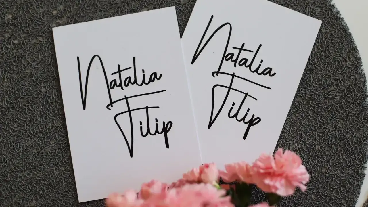 Dwie białe kartki z napisem "Natalia Filip" - idealne, by dowiedzieć się, jak wypisać zaproszenie dla cioci i wujka.