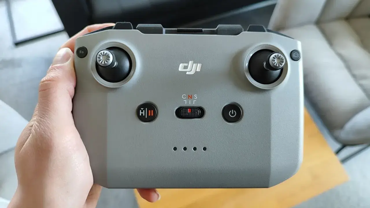 Pilot trzyma kontroler DJI. Gdy zgubisz drona bez GPS, ten pilot pomoże go odnaleźć.