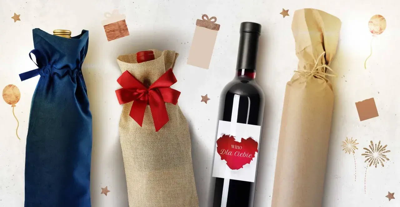 Elegancka dekoracja butelki z winem na ślub. Wino w ozdobnym woreczku z juty, butelka z etykietą "Wino dla Ciebie" i butelka owinięta w papier.
