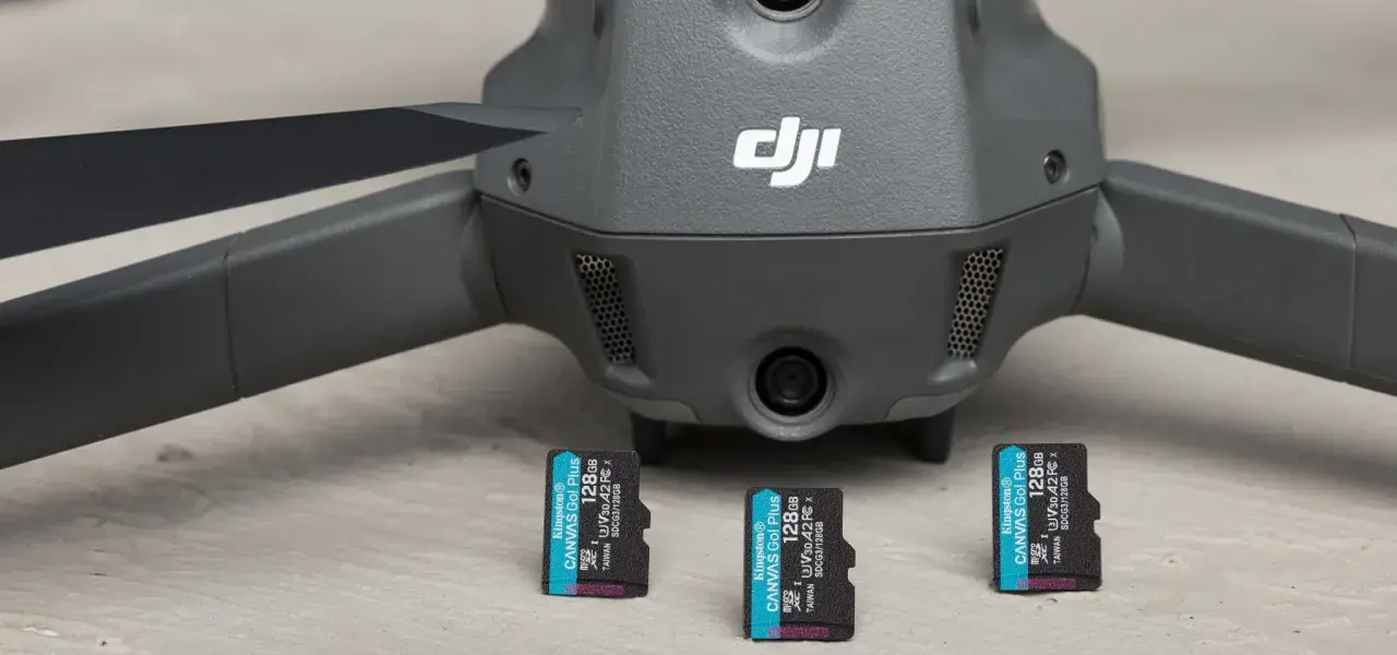 Dron DJI z trzema kartami pamięci Kingston 128GB. Jaka karta pamięci do drona 4K? Te karty są idealne!
