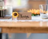 Urocza winietka z imieniem "Kirstyn" i słonecznikiem. Proste i stylowe, idealne, by pokazać, jak zrobić winietki na przyjęcie.