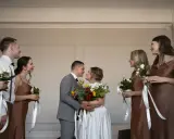 Para młoda w otoczeniu druhen i świadków. Romantyczny ślub w piątek, pełen miłości i pięknych bukietów.
