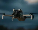 DJI Mini 2 Pro w locie, gotowy do śledzenia obiektu.