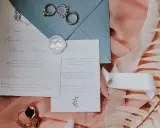 Eleganckie zaproszenie na ślub dla kolegów z pracy, z obrączkami i pieczęcią z wosku.