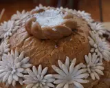 Chleb weselny z solą, ozdobiony kwiatami z ciasta. Symbolizuje przywitanie pana młodego w domu młodej.