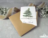Eleganckie zaproszenie ślubne z paprocią i imionami pary. W zestawie koperta i ozdobna wstążka. To, co musi zawierać zaproszenie, to jego piękny design.