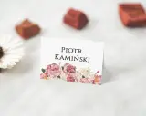 Eleganckie winietki dla usługodawców z imieniem i nazwiskiem "PIOTR KAMIŃSKI" oraz subtelnym bukietem różowych kwiatów.
