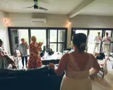 Wesele w rockowym stylu! Panna młoda wita gości, którzy klaszczą. Nawet piesek się cieszy.