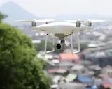 Biały dron unosi się nad miastem. Chcesz wiedzieć, jak sprawdzić, kto lata dronem?