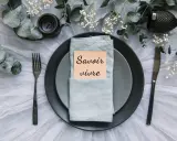 Eleganckie nakrycie stołu z kartką "Savoir vivre" idealne na zaproszenia na ślub.