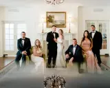 Para młoda z rodziną pozuje do zdjęcia przed ślubem. Eleganckie stroje i uroczysta atmosfera.