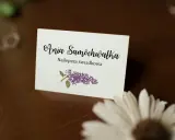 Winietka z napisem "Ania Samochwałka Najlepsza świadkowa" i gałązką bzu. Idealna inspiracja, jak wypisać winietki dla rodziców.