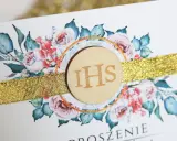 Eleganckie zaproszenie dla księdza na ślub, ozdobione bukietem róż i złotą wstążką.