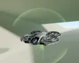 DJI NEO 2 Fly More Combo w locie, otoczony siatką bezpieczeństwa, emituje zielone światło.