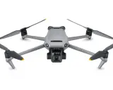 Szary dron DJI Mavic 3 z kamerą i czterema śmigłami. Jego niewielka waga pozwala na długie loty.