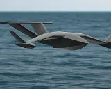 Futurystyczny dron szybuje nad turkusowym morzem, przypominając latającą rybę. Latanie dronem w Turcji to marzenie.