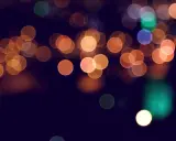 Rozmyte kółka świateł tworzą magiczny efekt bokeh w telefonie, przypominając nocne miasto.
