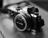 Przeswietlone zdjecie aparatu Olympus OM-D z obiektywem.