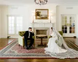 Para młoda siedzi naprzeciwko siebie w eleganckich fotelach. Widać, co daje ślub: spokój i wzajemne spojrzenie.