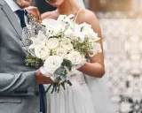 Elegancki bukiet ślubny z róż i lilii. Czy trzeba mieć bukiet na ślub cywilny? Ten piękny dodatek z pewnością podkreśli wyjątkowość chwili.