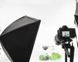 Profesjonalne oświetlenie studyjne i aparat na statywie tworzą idealne warunki do fotografowania, jak w namiocie bezcieniowym DIY.