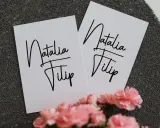Dwie białe kartki z napisem "Natalia Filip" - idealne, by dowiedzieć się, jak wypisać zaproszenie dla cioci i wujka.