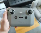 Pilot trzyma kontroler DJI. Gdy zgubisz drona bez GPS, ten pilot pomoże go odnaleźć.