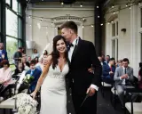 Szczęśliwa para młoda po ceremonii, goście gratulują. Różne rodzaje ślubów mogą być równie wzruszające.