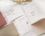 Eleganckie kartki z biżuterią dla świadkowych. Pytanie "Czy zostaniesz moją świadkową?" jest kluczowe, nawet podczas ślubu w islamie.