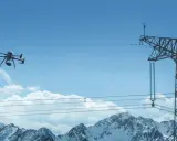 Dron Matrice 300 RTK w locie, inspekcja linii energetycznych nad ośnieżonymi górami.