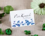 Winietka z imieniem "Piotr Kamiński" i napisem "Nasz Ulubiony Gość", ozdobiona niebieskimi różami. Idealna jako osoba towarzysząca.