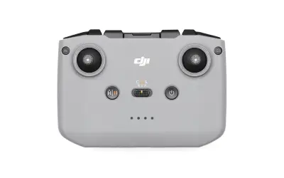 Szary kontroler DJI RC-N3 z dwoma joystickami, przyciskami i logo DJI. Idealny do sterowania dronem.