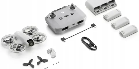 Zestaw DJI Avata Motion Fly More Combo: dron, kontroler, zapasowe śmigła, baterie i ładowarka.