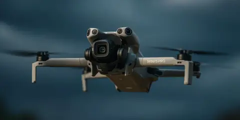 DJI Mini 2 Pro w locie, gotowy do śledzenia obiektu.