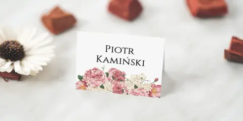Eleganckie winietki dla usługodawców z imieniem i nazwiskiem "PIOTR KAMIŃSKI" oraz subtelnym bukietem różowych kwiatów.