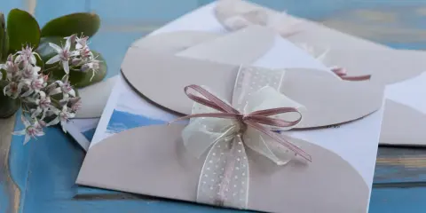 Eleganckie zaproszenia ślubne z kokardkami. Gdy nie możesz przyjąć zaproszenia, jak odmówić przyjścia na wesele?