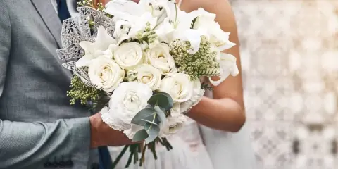 Elegancki bukiet ślubny z róż i lilii. Czy trzeba mieć bukiet na ślub cywilny? Ten piękny dodatek z pewnością podkreśli wyjątkowość chwili.