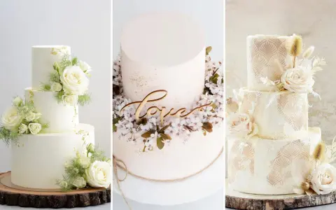 Trzy torty weselne w stylu boho: jeden z białymi różami i złotymi płatkami, drugi z napisem "love" i kwitnącą wiśnią, trzeci z koronkowym wzorem i suszonymi trawami.